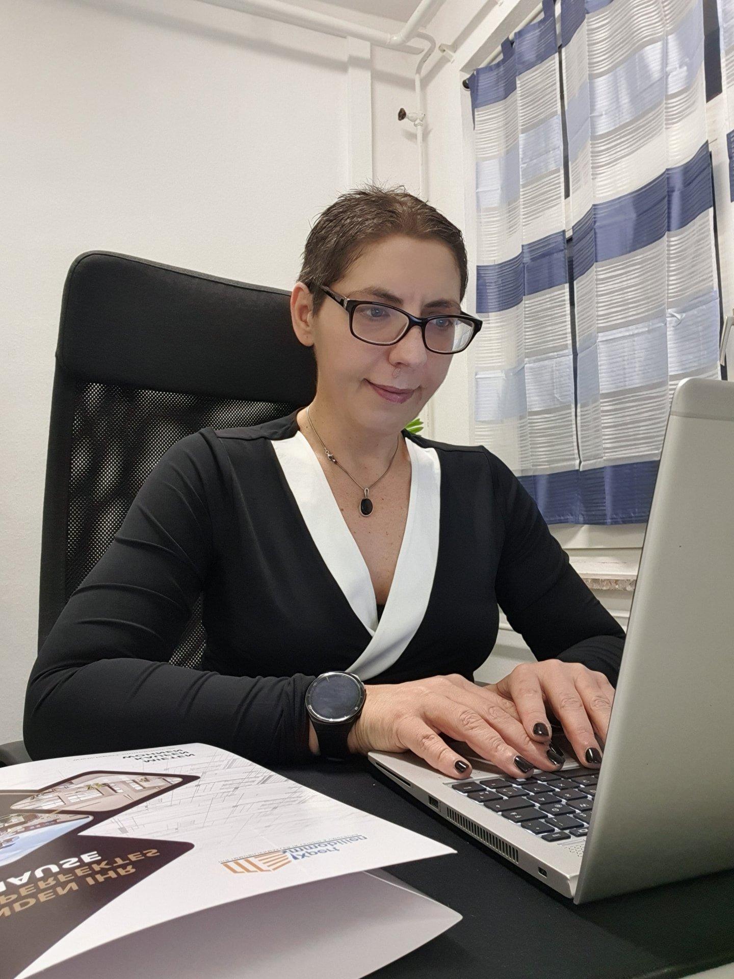 Sina Riegel bei der Arbeit am Laptop im Büro